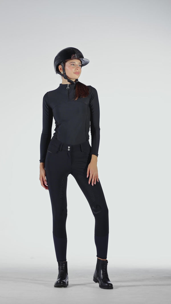 Wideo prezentujące bluzkę techniczną MotionTech Equus oraz bryczesy z pełnym lejem Shimmer Chic – kolekcja dostępna wyłącznie w Decathlon
