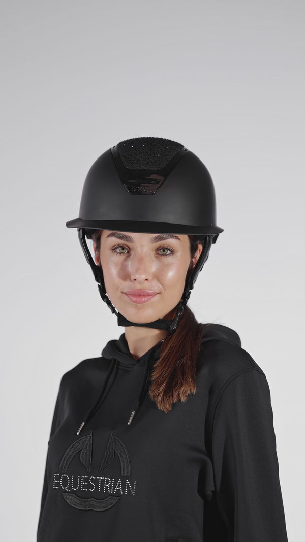 Wideo prezentujące kask jeździecki Sparkling Equus – widok produktu z różnych stron, detale konstrukcji, szeroki daszek i dopasowanie.
