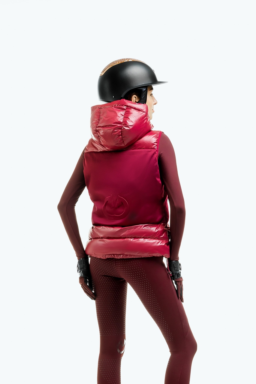 Kamizelka jeździecka Classy w kolorze burgundowym – widok z tyłu, dopasowany krój