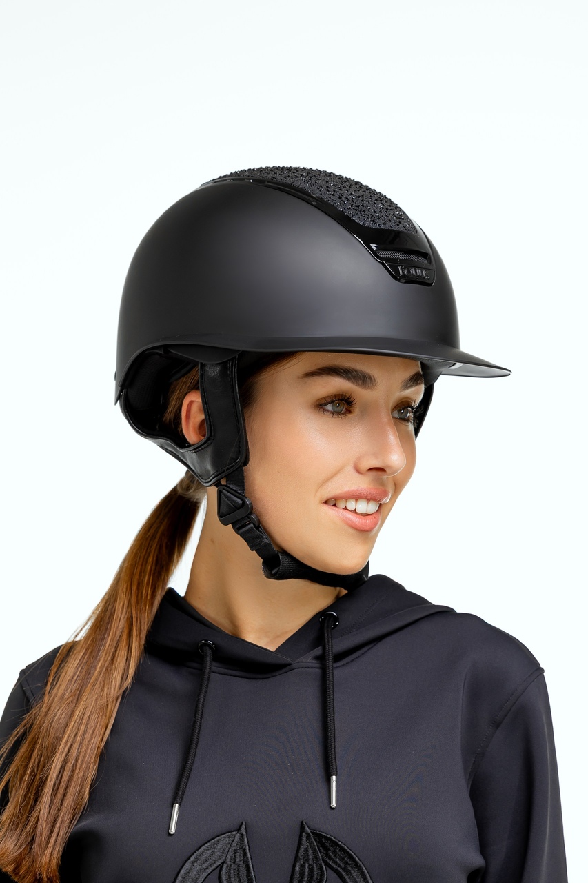 kask jeździecki Sparkling z szerokim daszkiem widok z boku